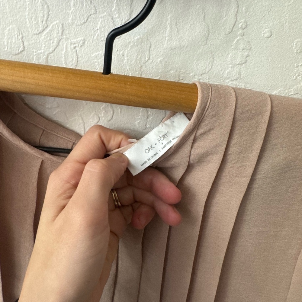 Oak and Fort Tannish Pink Pleated Flowy Blouse Keyhole Back Size Small - Picture 5 of 7